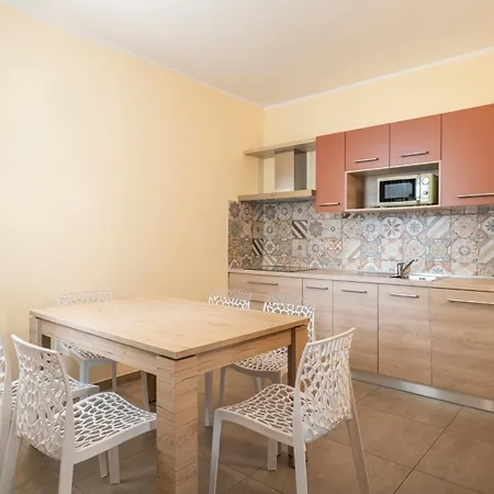 Dany Con Cucina Vista Piscina E Parcheggio Apartmanhotel Gargnano