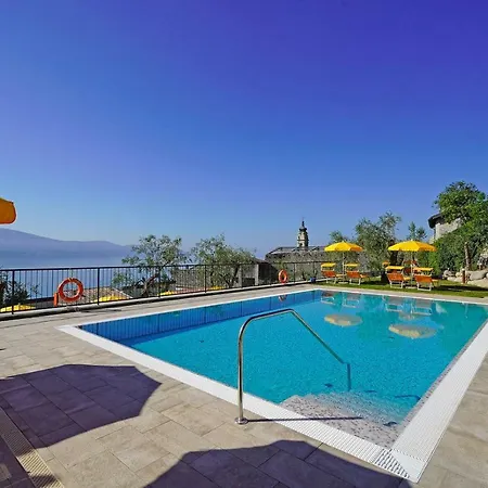 Dany Con Cucina Vista Piscina E Parcheggio Aparthotel Gargnano