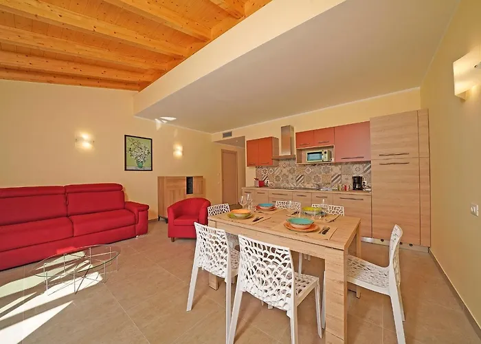Apartmanhotel Dany Con Cucina Vista Piscina E Parcheggio Gargnano