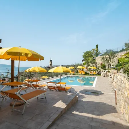 Dany Con Cucina Vista Piscina E Parcheggio Apart Otel Gargnano